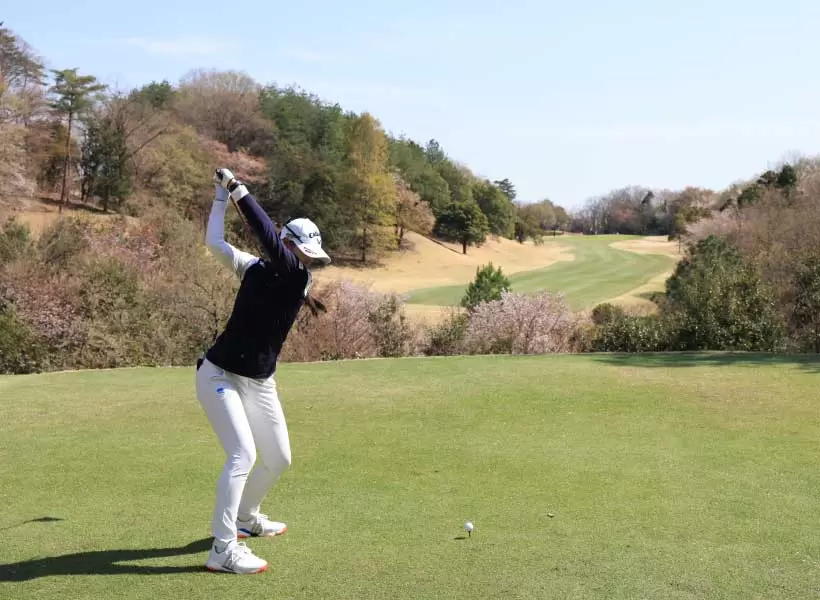 柏原明日架のドライバースイング（後方）