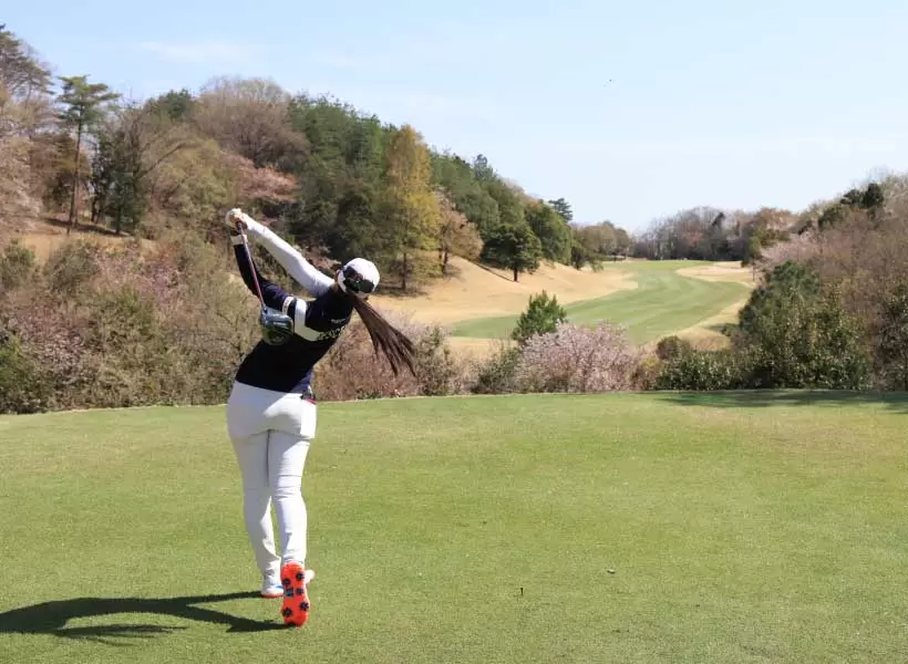 柏原明日架のドライバースイング（後方）