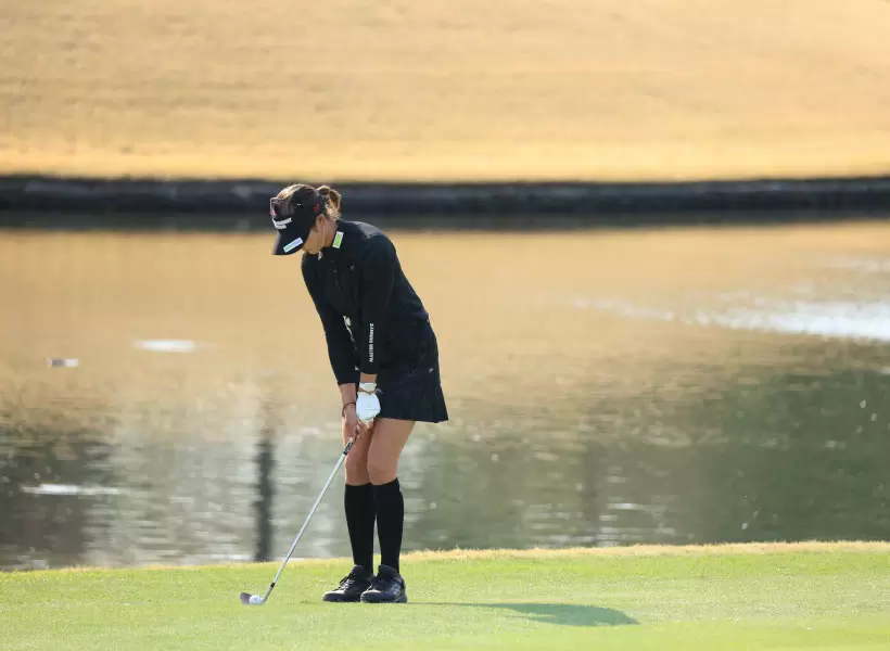 原英莉花のウェッジスイング アプローチ（斜め前方）