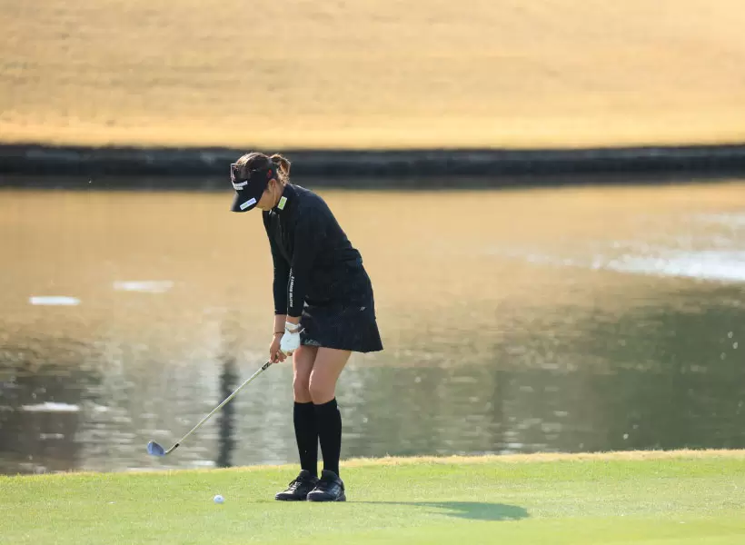 原英莉花のウェッジスイング アプローチ（斜め前方）