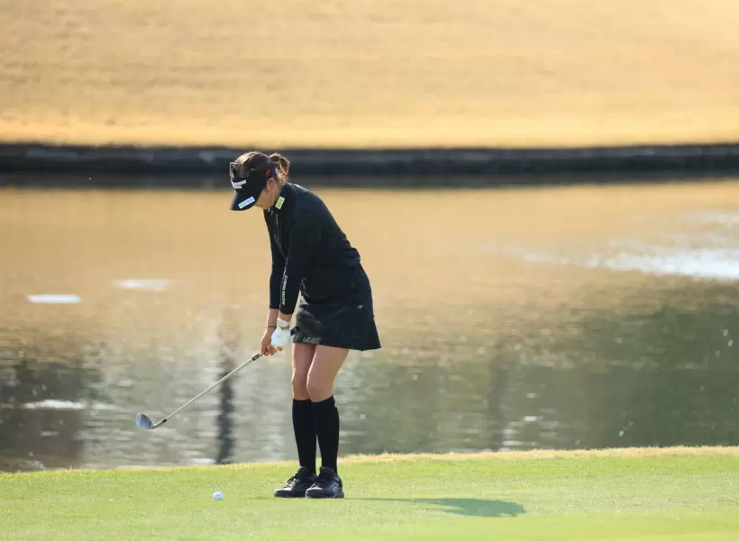 原英莉花のウェッジスイング アプローチ（斜め前方）