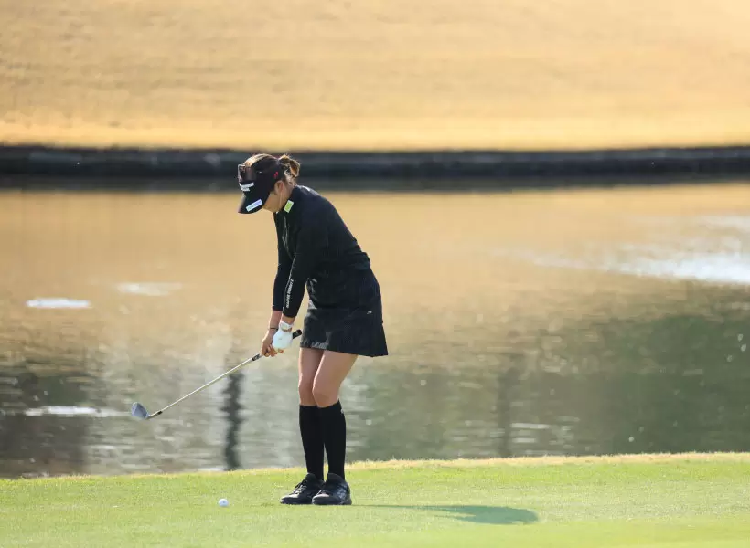 原英莉花のウェッジスイング アプローチ（斜め前方）