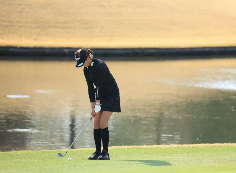 原英莉花のウェッジスイング アプローチ（斜め前方）