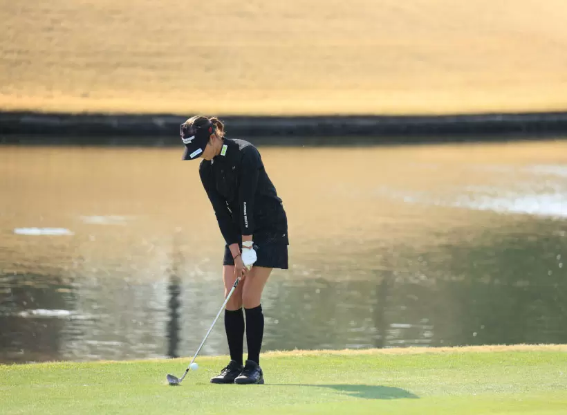 原英莉花のウェッジスイング アプローチ（斜め前方）