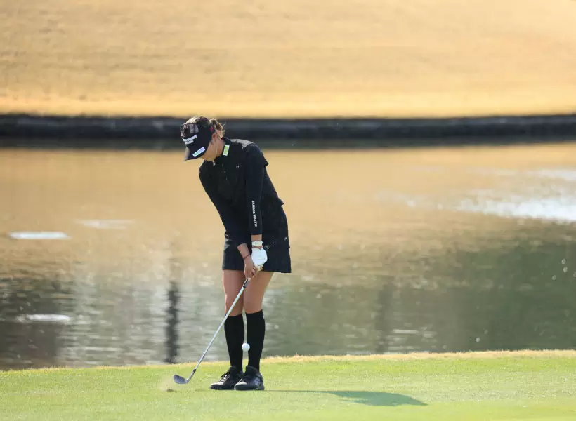 原英莉花のウェッジスイング アプローチ（斜め前方）