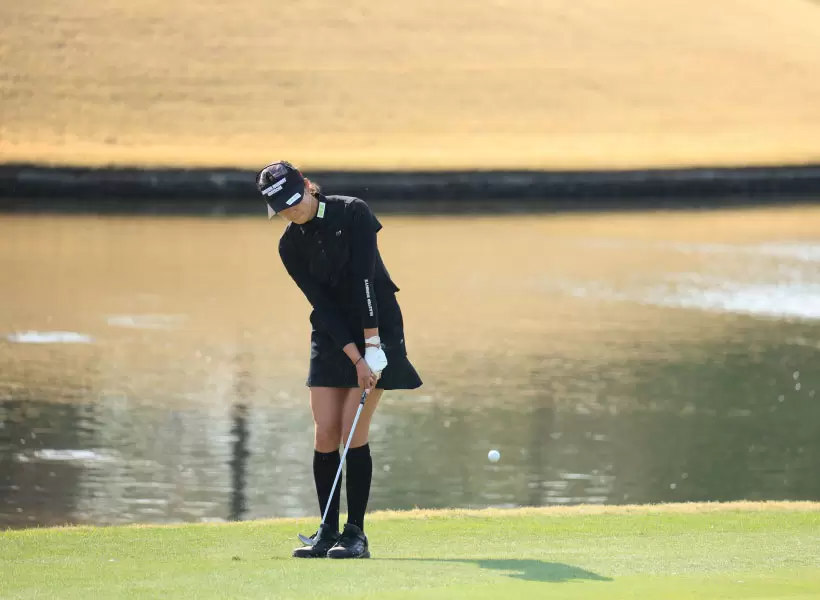 原英莉花のウェッジスイング アプローチ（斜め前方）