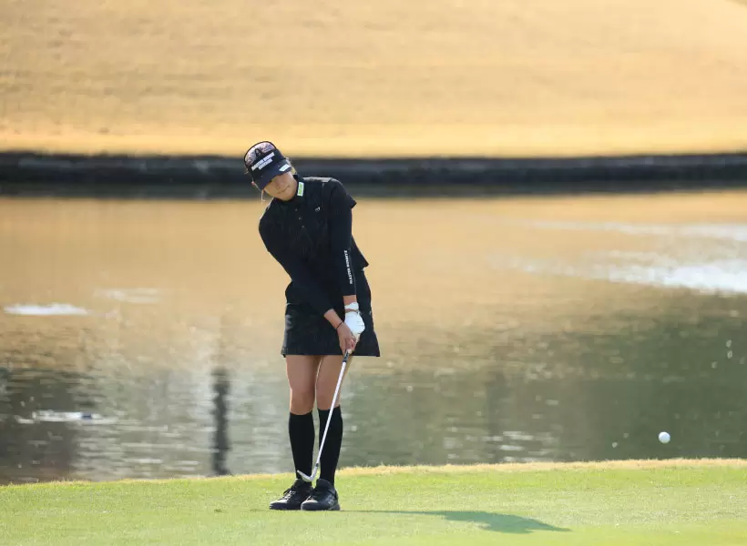 原英莉花のウェッジスイング アプローチ（斜め前方）