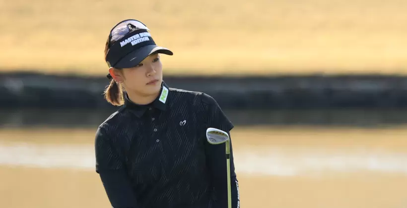 原英莉花のウェッジスイング アプローチ（斜め前方）