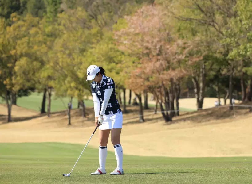 堀琴音のユーティリティスイング（斜め前方）