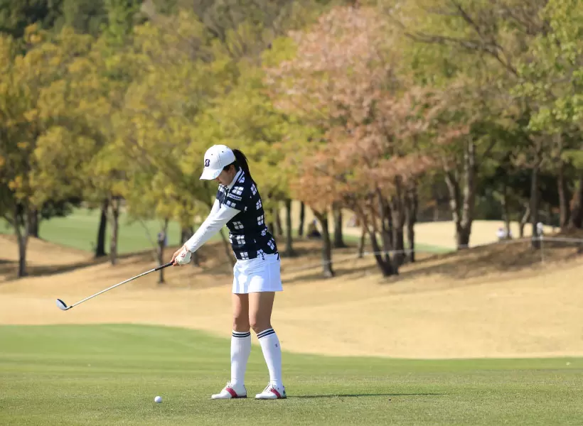 堀琴音のユーティリティスイング（斜め前方）