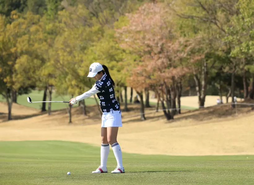 堀琴音のユーティリティスイング（斜め前方）