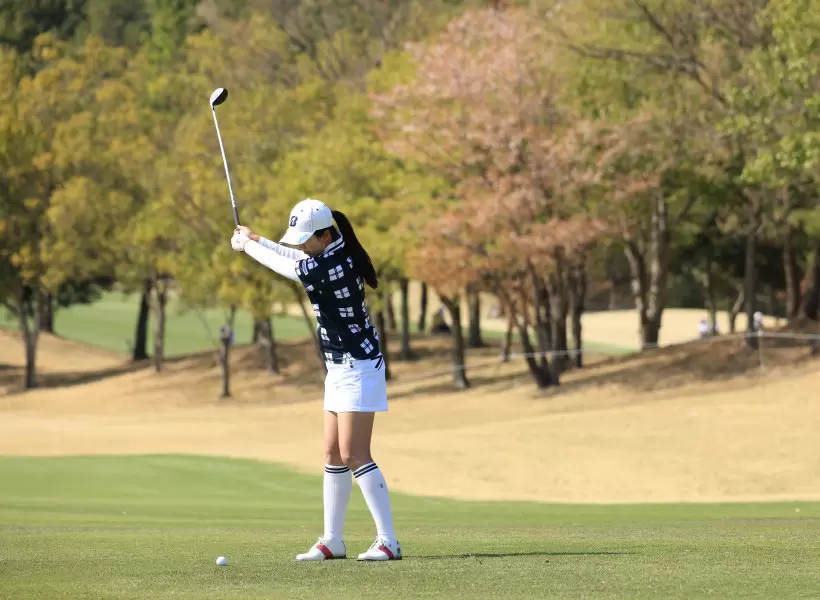 堀琴音のユーティリティスイング（斜め前方）