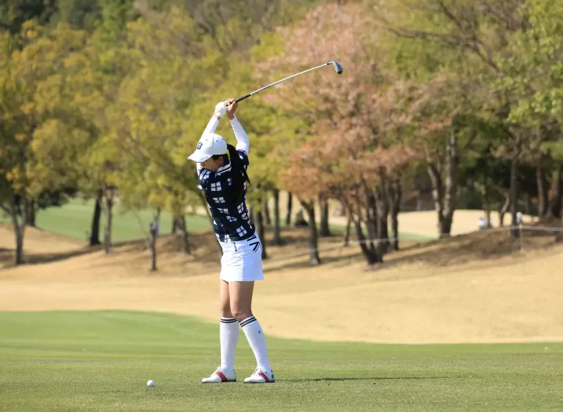 堀琴音のユーティリティスイング（斜め前方）