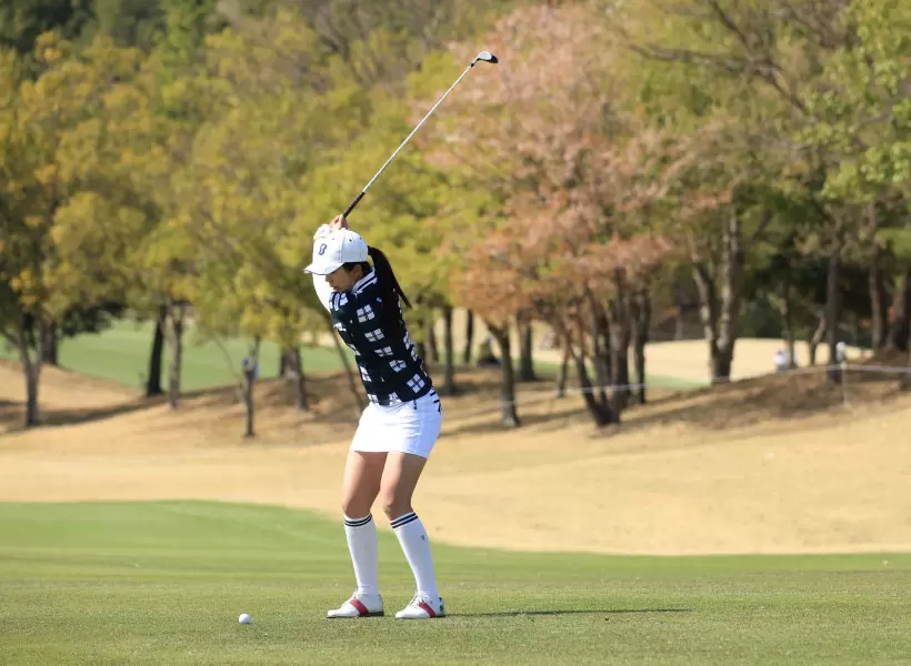 堀琴音のユーティリティスイング（斜め前方）