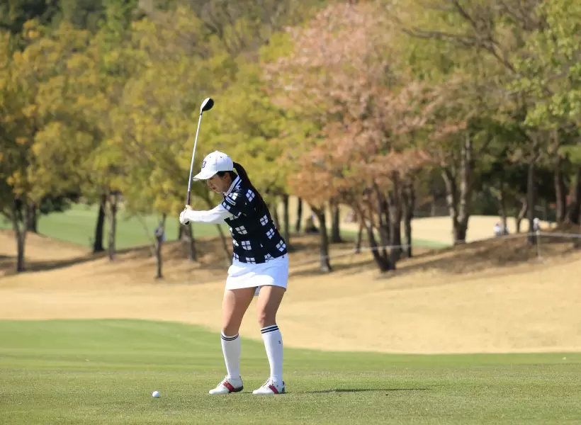 堀琴音のユーティリティスイング（斜め前方）