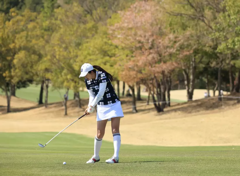 堀琴音のユーティリティスイング（斜め前方）