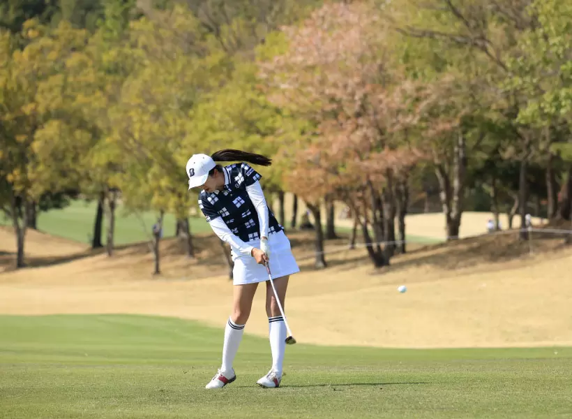 堀琴音のユーティリティスイング（斜め前方）