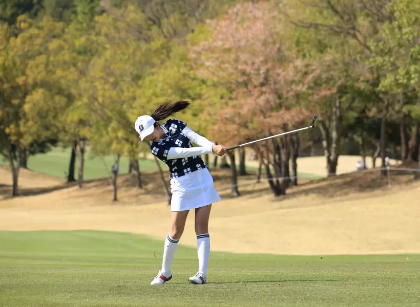 堀琴音のユーティリティスイング（斜め前方）