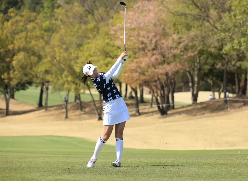 堀琴音のユーティリティスイング（斜め前方）