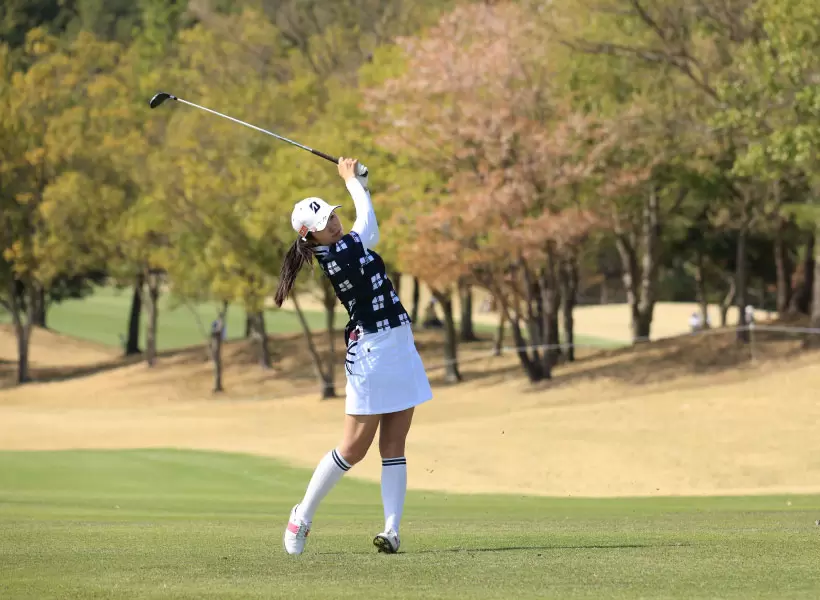 堀琴音のユーティリティスイング（斜め前方）