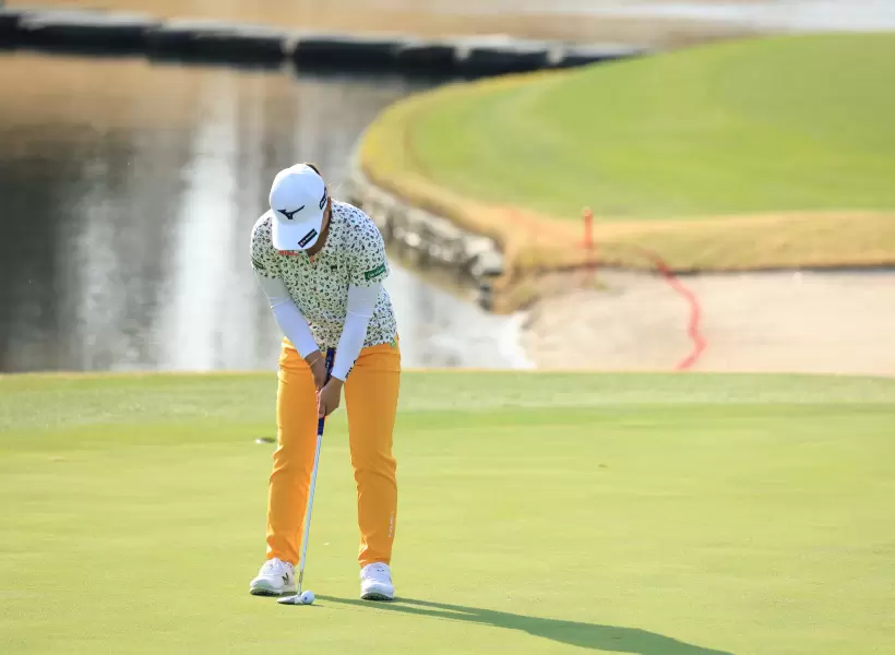 西郷真央のパッティングストローク（正面）