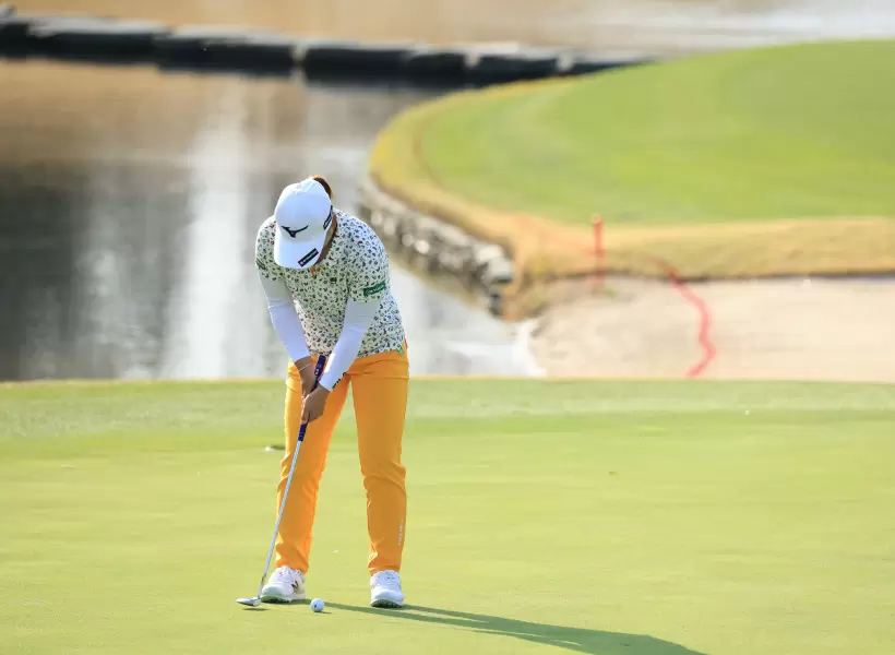 西郷真央のパッティングストローク（正面）