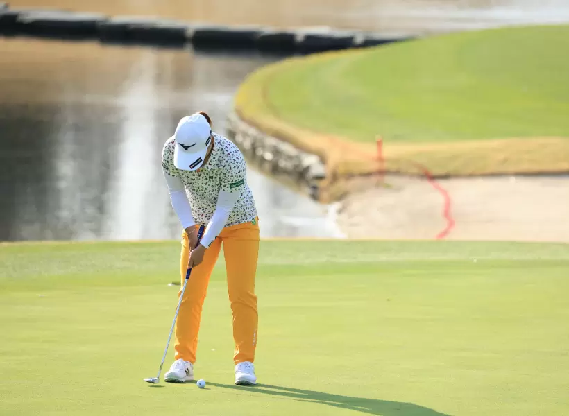 西郷真央のパッティングストローク（正面）