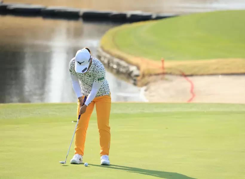 西郷真央のパッティングストローク（正面）
