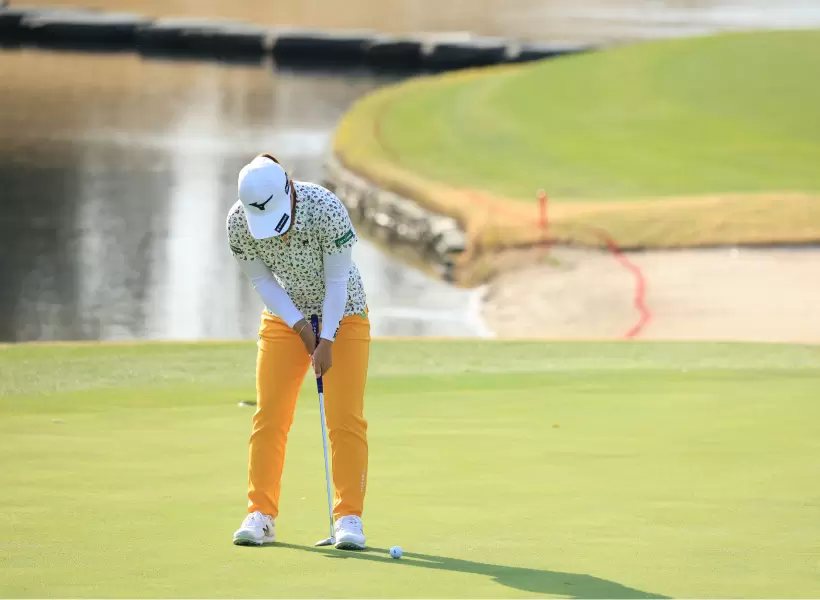 西郷真央のパッティングストローク（正面）