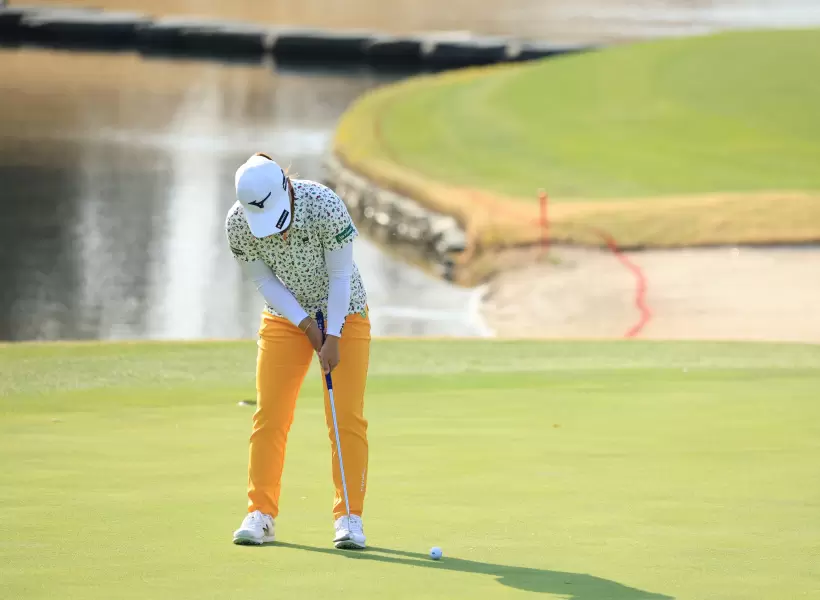 西郷真央のパッティングストローク（正面）