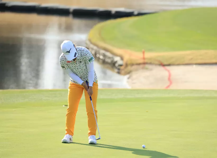 西郷真央のパッティングストローク（正面）