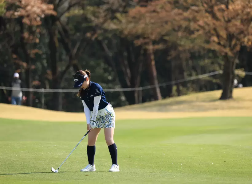 西村優菜のアイアンスイング（斜め前方）