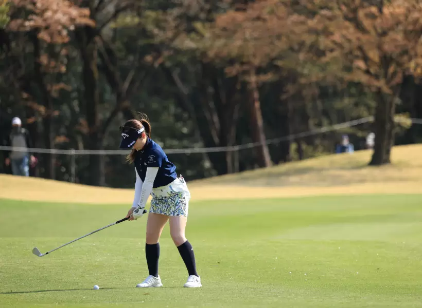 西村優菜のアイアンスイング（斜め前方）