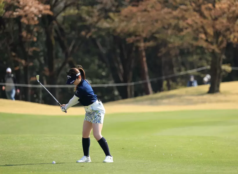 西村優菜のアイアンスイング（斜め前方）