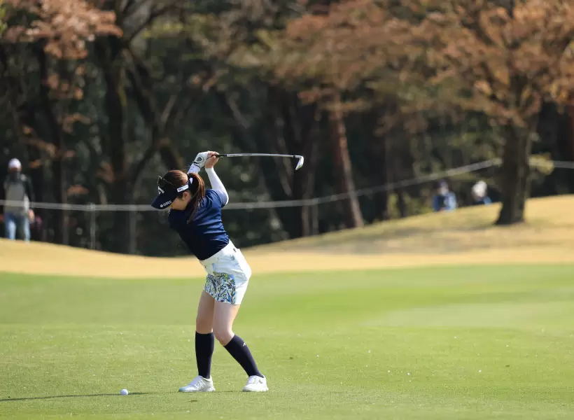 西村優菜のアイアンスイング（斜め前方）