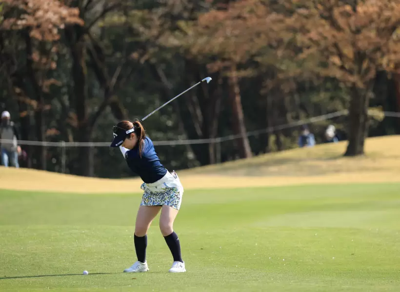 西村優菜のアイアンスイング（斜め前方）