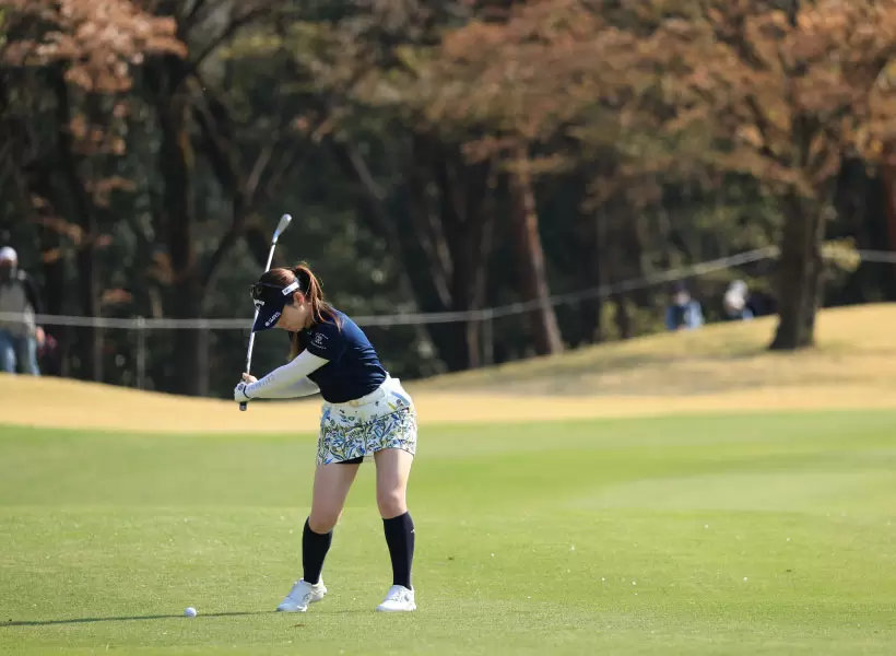 西村優菜のアイアンスイング（斜め前方）