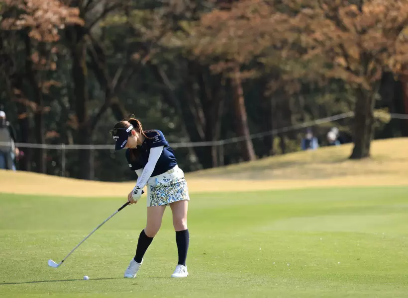 西村優菜のアイアンスイング（斜め前方）