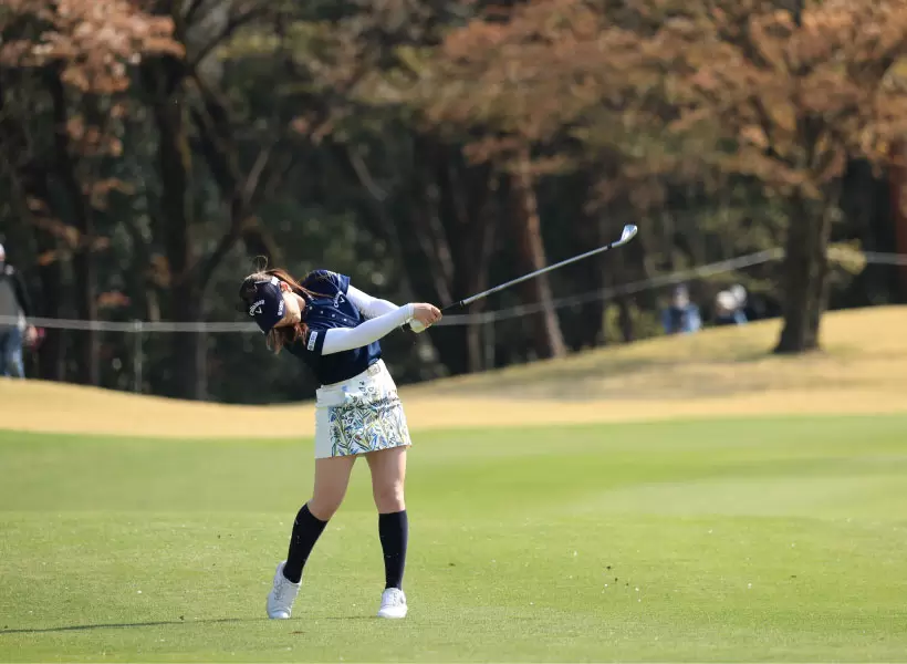 西村優菜のアイアンスイング（斜め前方）