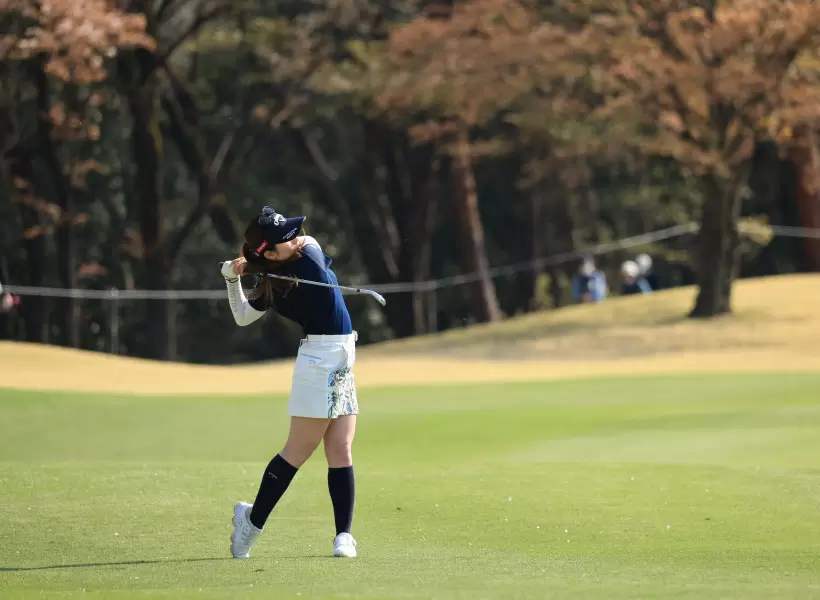 西村優菜のアイアンスイング（斜め前方）