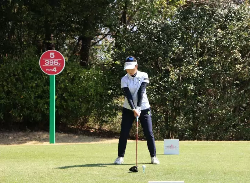 青木瀬令奈のドライバースイング（正面）