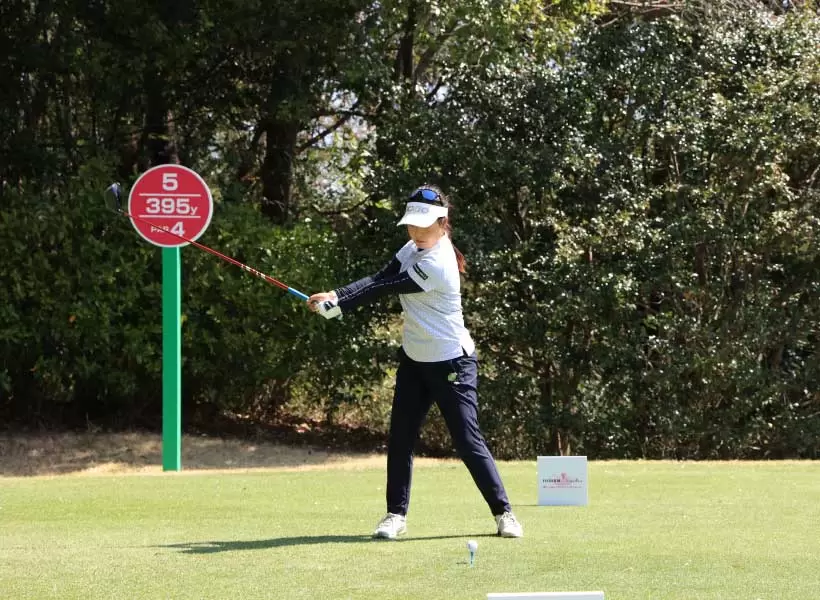 青木瀬令奈のドライバースイング（正面）