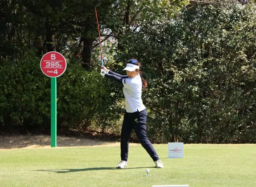 青木瀬令奈のドライバースイング（正面）