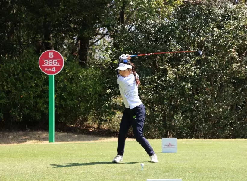 青木瀬令奈のドライバースイング（正面）