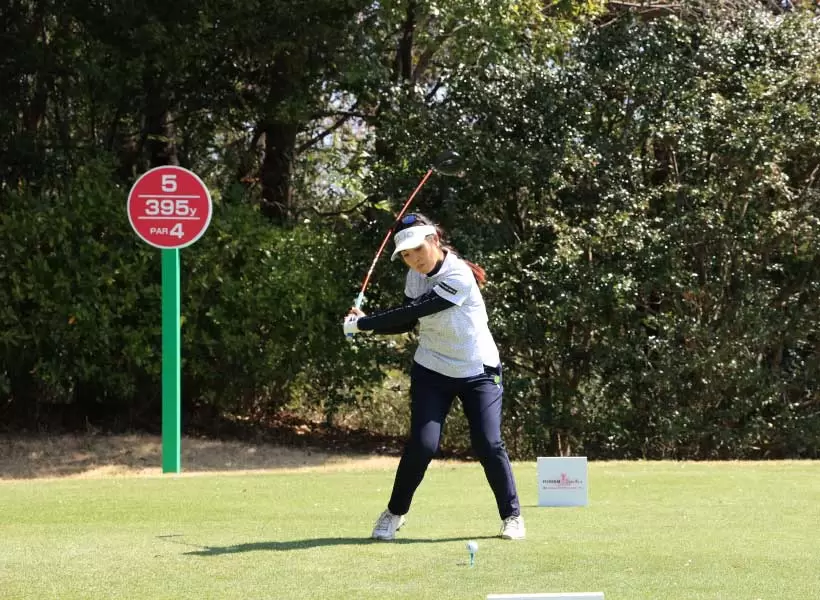 青木瀬令奈のドライバースイング（正面）