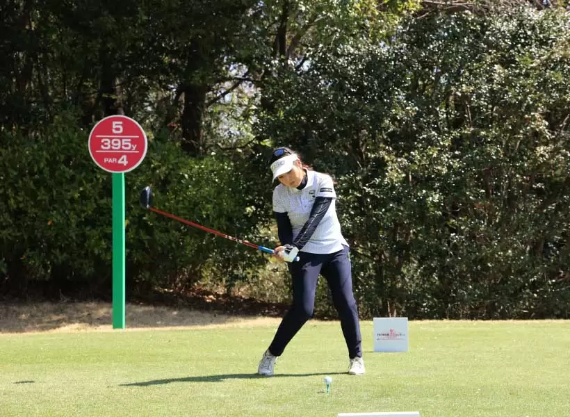 青木瀬令奈のドライバースイング（正面）