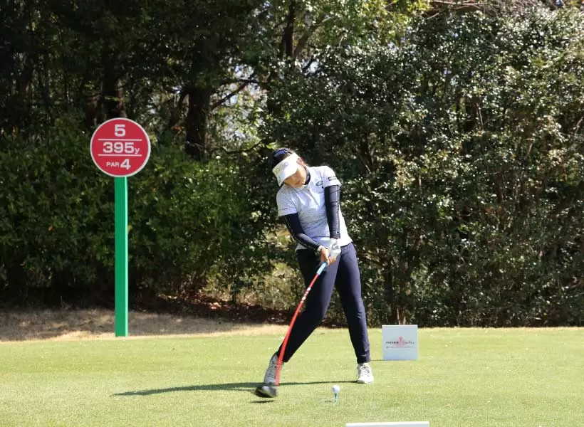 青木瀬令奈のドライバースイング（正面）