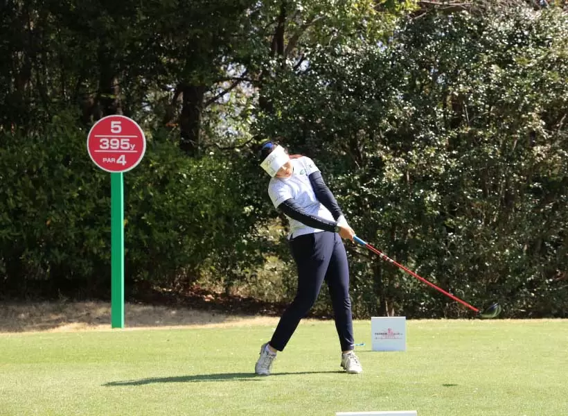 青木瀬令奈のドライバースイング（正面）