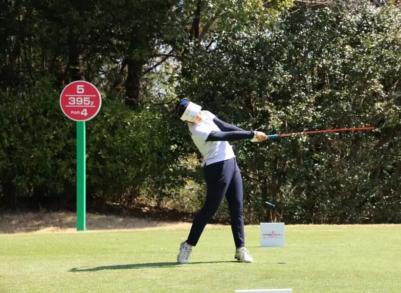 青木瀬令奈のドライバースイング（正面）