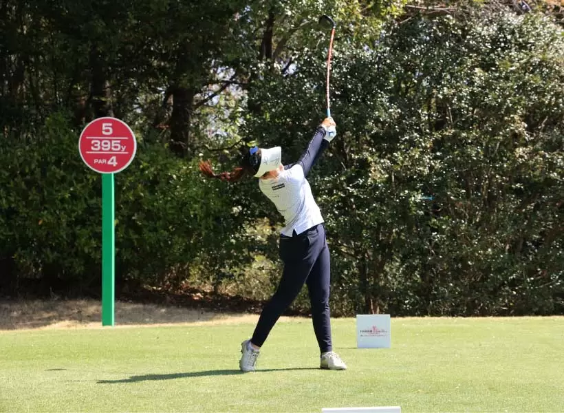 青木瀬令奈のドライバースイング（正面）